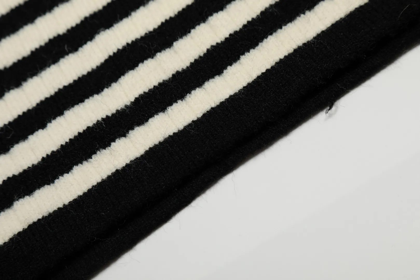 VIVI top quality-Japan limited edition" vivienne west wood 25th autumn and winter new style Saturn embroidery small V-neck pullover Size: S -M- L Color: black and white stripes